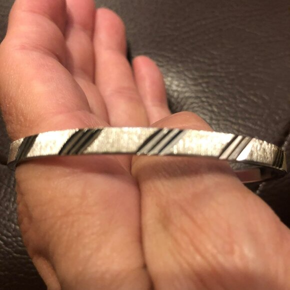 MONET Bangle Bracelet Silver Textured VTG 2 Toned - Picture 4 of 4